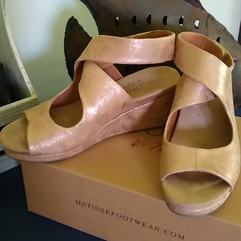 Matisse Leather stacked sandal lightly worn